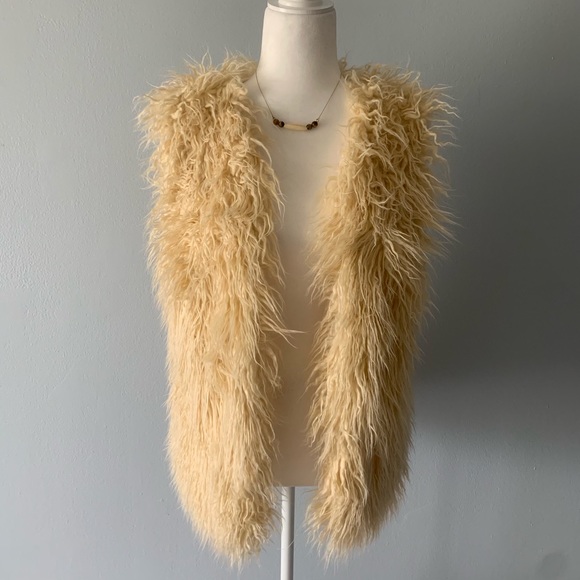 Women’s boutique creme color faux fur vest(L) - Picture 2 of 6